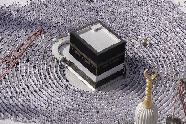 alt="Four Chinese Nationals Arrested in Mecca Over Fake Hajj Campaign Ads"