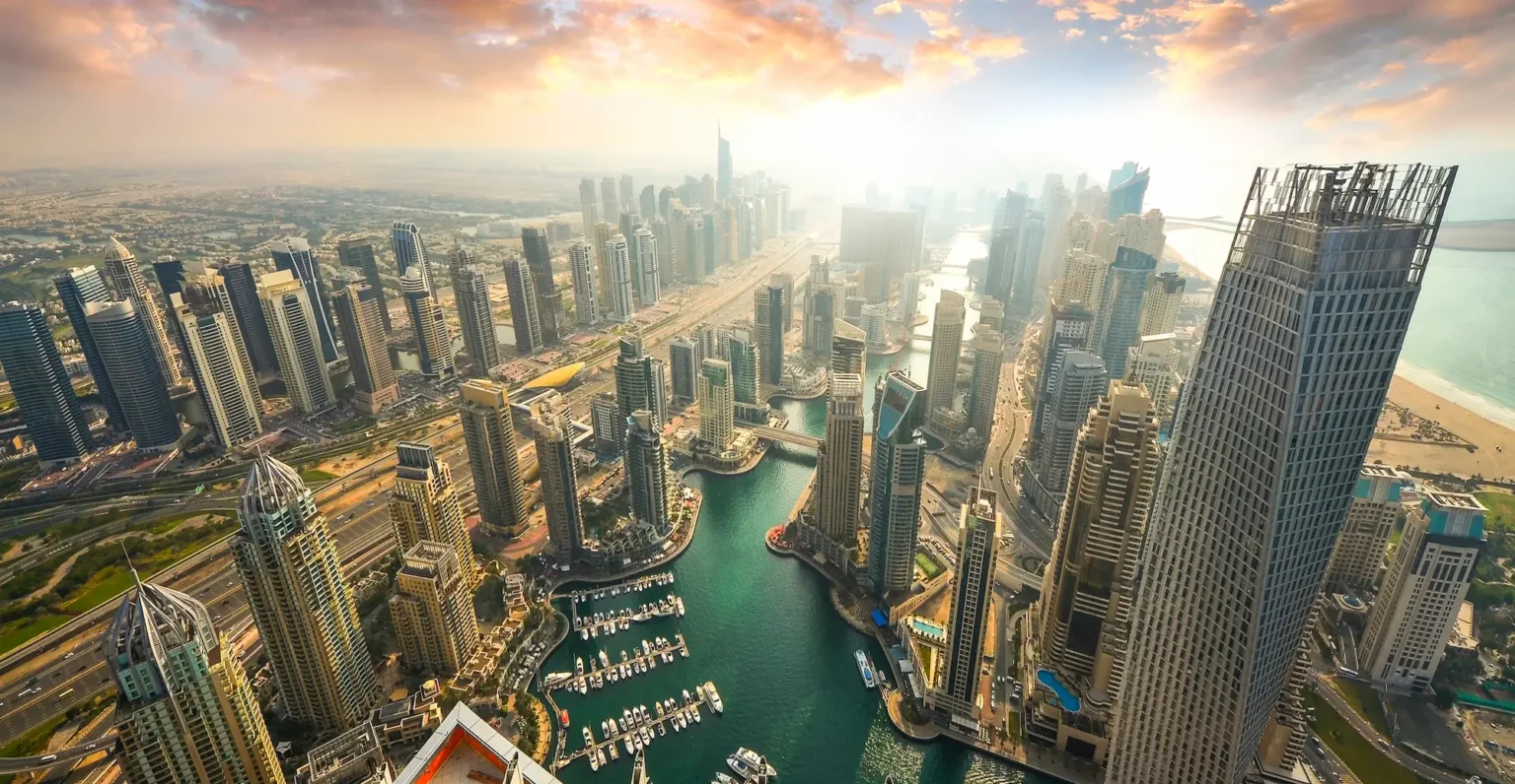 alt="UAE Loan Rates Remain High: Residents Advised to Wait for Reductions"