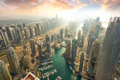 alt="UAE Loan Rates Remain High: Residents Advised to Wait for Reductions"