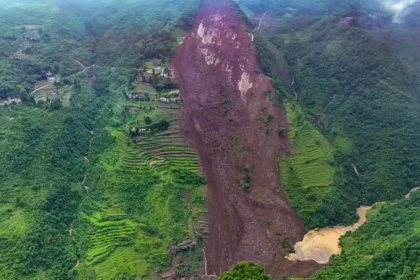 alt="Deadly Landslides Hit Guizhou, China: Two Killed, 19 Trapped"