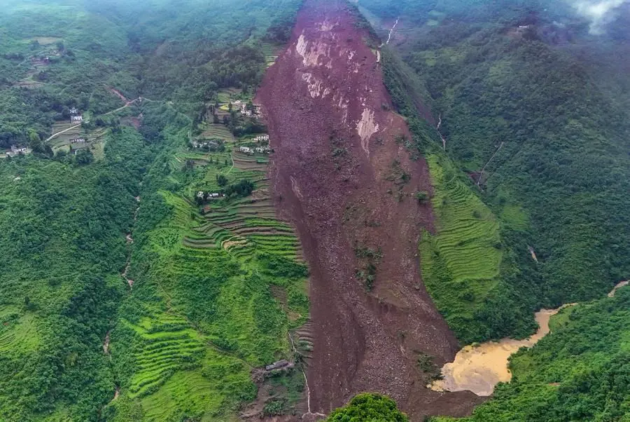 alt="Deadly Landslides Hit Guizhou, China: Two Killed, 19 Trapped"