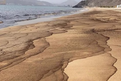 alt="Oil Spill Consequences: Al Zubarah Beach Closure Continues into Second Day in Khor Fakkan"