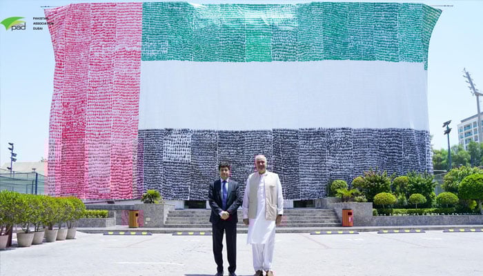 alt="Pakistan Association Dubai Makes Largest Handprint UAE Flag—World Record Established!"