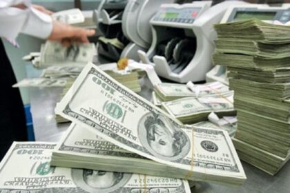alt="US Dollar Falls to 1-Month Low: UAE Expats See Remit Opportunity"