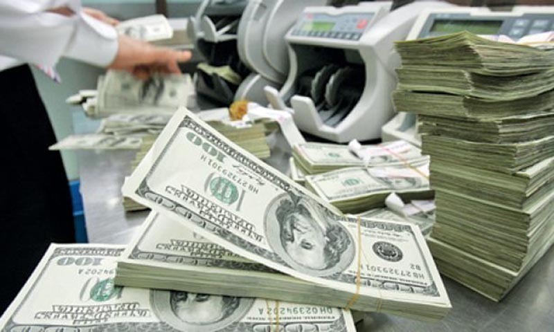 alt="US Dollar Falls to 1-Month Low: UAE Expats See Remit Opportunity"