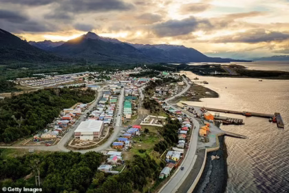 alt="Tsunami Alert in Chile Following Huge 7.5 Quake in South"
