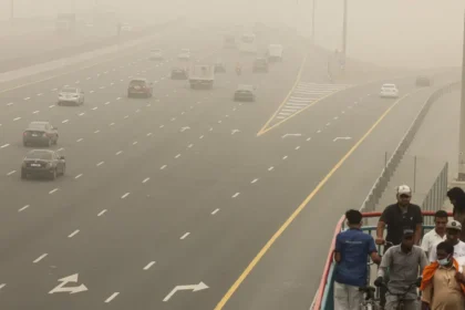 alt="Blinding Dust Storms Hit UAE: Drivers Urged to Stay Cautious Amid Low Visibility"