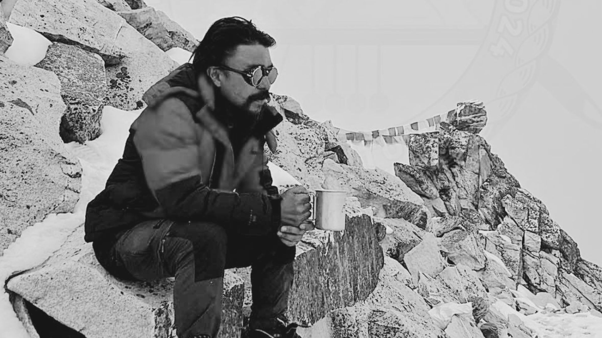 alt="Filipino Mountaineer Becomes Everest's First 2025 Fatality"