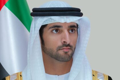 alt="Sheikh Hamdan presents golden visa to UAE's committed nurses"
