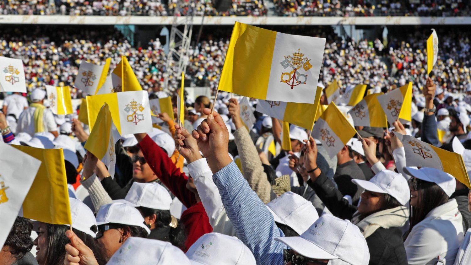 alt="Massive Crowd Gathers for New Pope's Peace Message in Abu Dhabi"