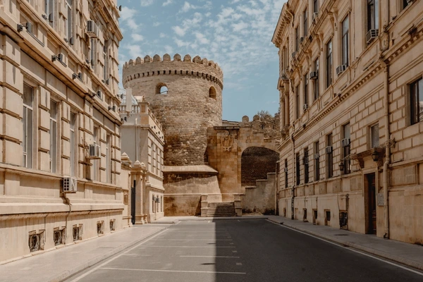 alt="Baku Through My Lens: A Glorious Mixture of Old and New"
