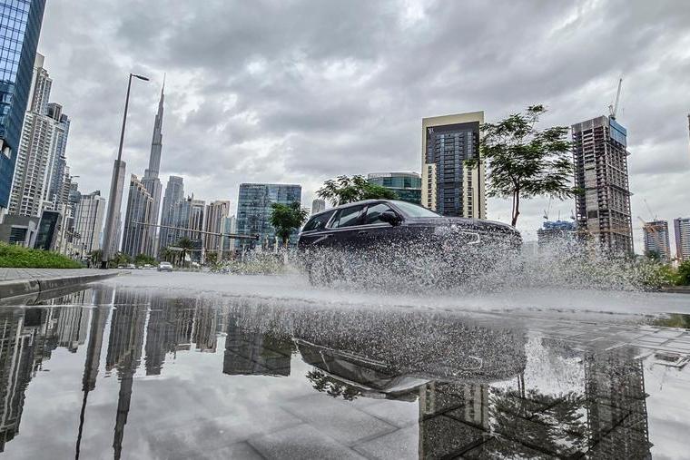 alt="UAE Weekend Weather: Clear Skies, Rain Showers, and Fog Predicted"
