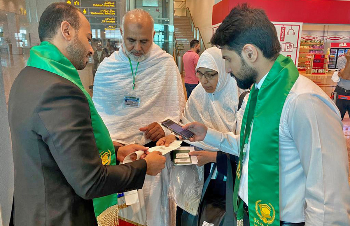 alt="Hajj 2025: A Smart Watch Provides Pilgrims with Streamlined Health Monitoring"
