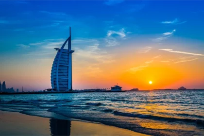 alt="Dubai's Guide to Public Beaches: Swim Day and Night All Summer"
