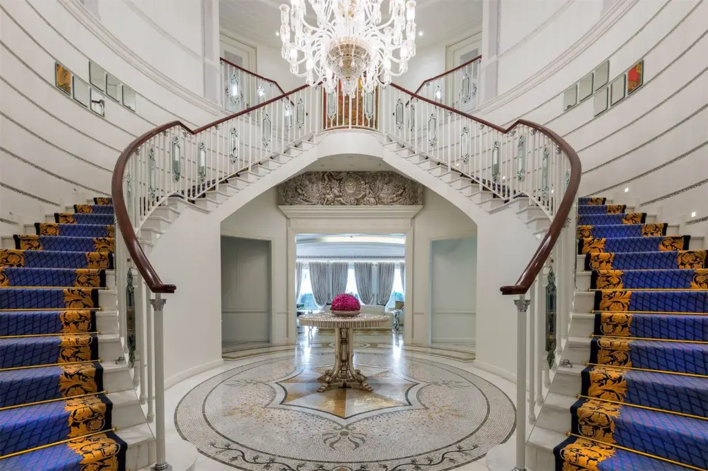alt="Dubai's Palazzo Versace Hotel Back to Auction With 'Best' Price"