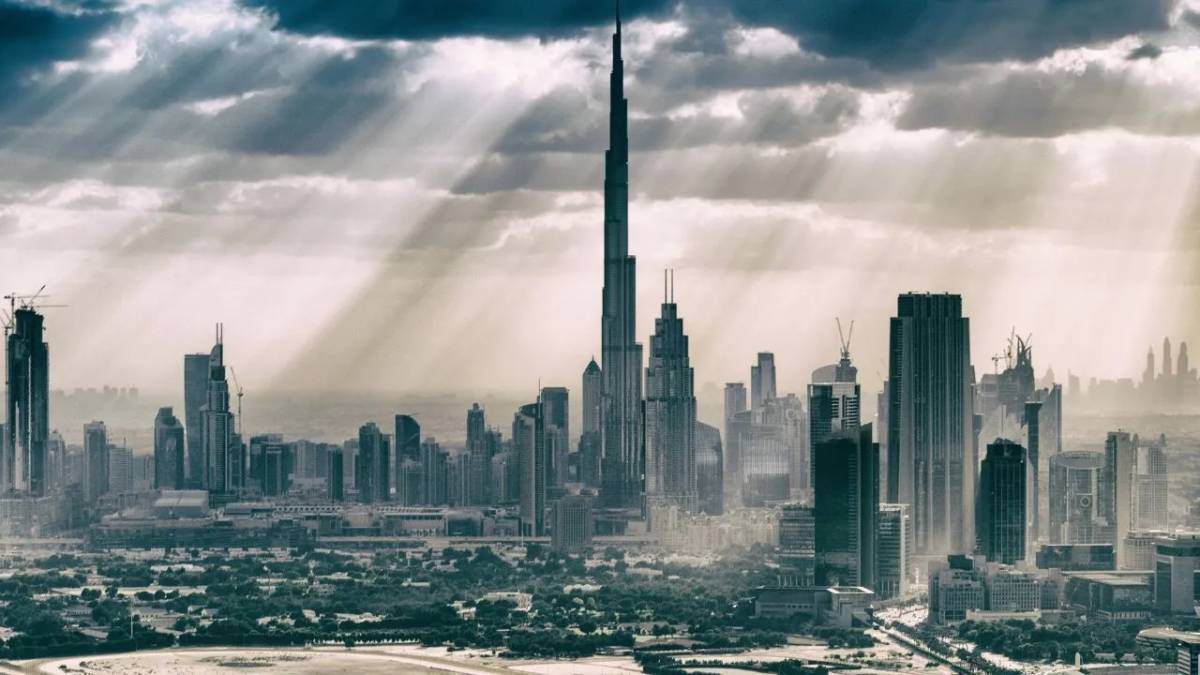 alt="UAE weather warning: Rain, lower temperatures, and dusty winds predicted"