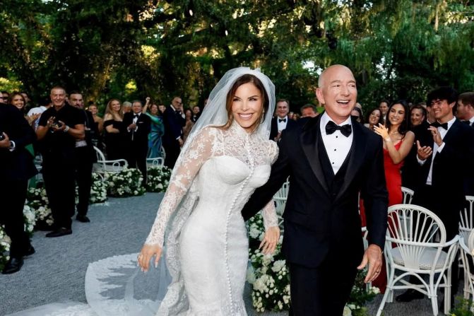 alt="Bezos-Sanchez's lavish $50 million wedding in Venice—no presents, just glamour"