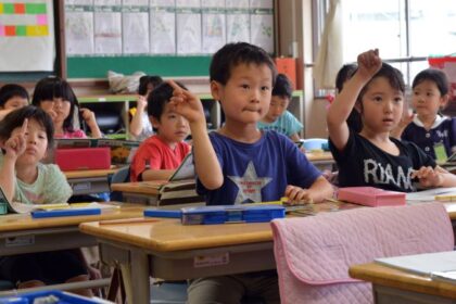 alt="In Japan, dozens were hospitalised following a high school insecticide prank"