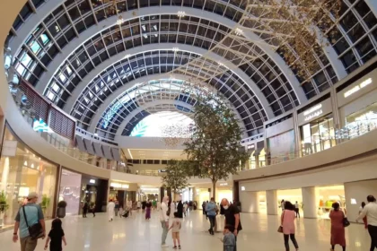 alt="Dubai Malls Become Summer Racetracks: Run, Walk, Repeat"