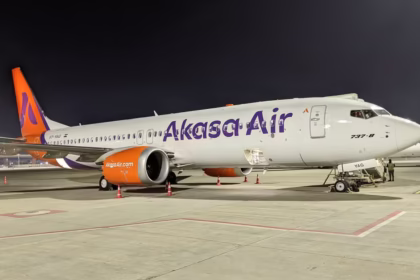 alt="Mumbai Cargo Truck Hits Plane, Damages Akasa Air Wing"