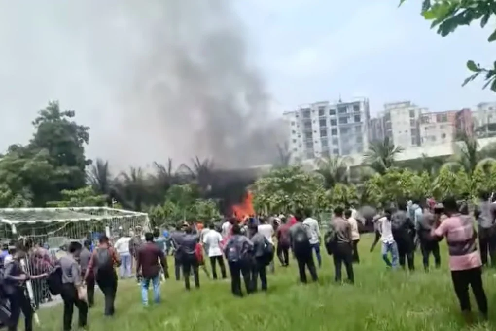 alt="Bangladesh Air Force Jet Crashes Into Dhaka School, Killing One"