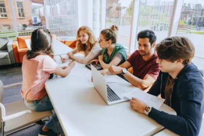 alt="UAE Sets Dh6,000 Fee Rule for Expat Students in Public Schools"