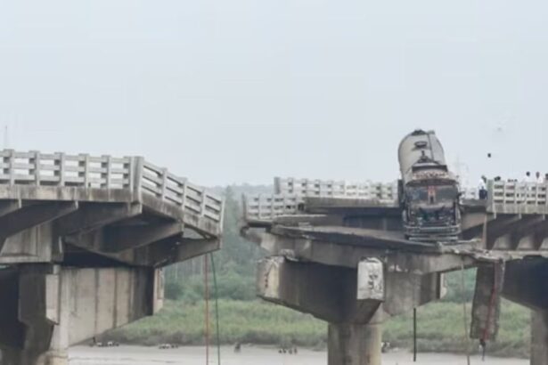 alt="13 people are killed when a bridge collapses in Gujarat"