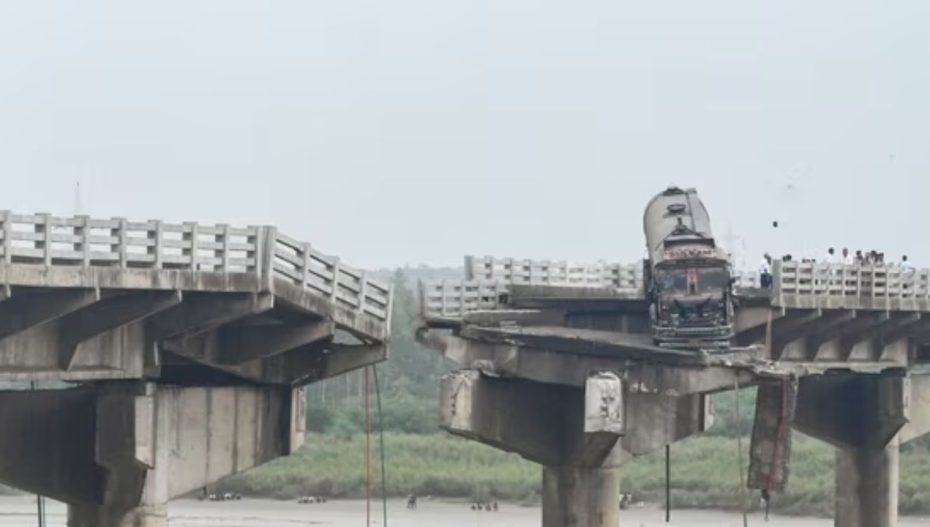 alt="13 people are killed when a bridge collapses in Gujarat"