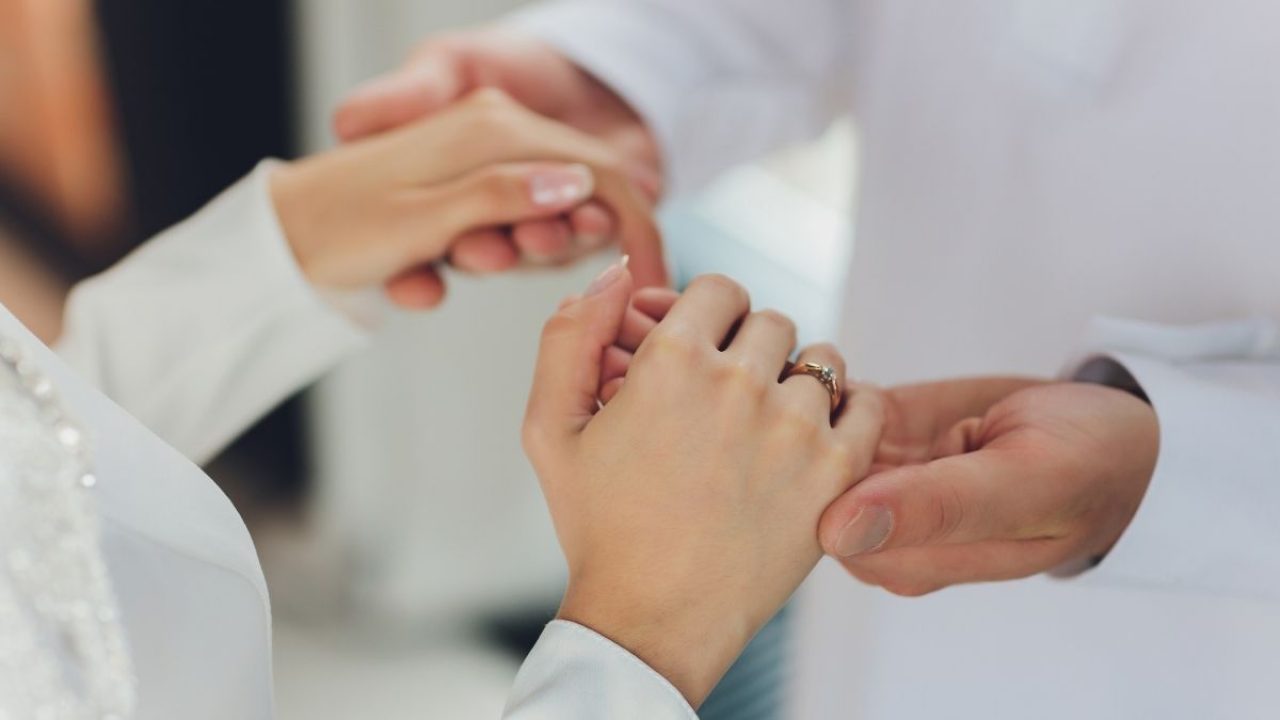 alt="Omani Citizens Earning RO 600 or Less Can Now Apply for Marriage Aid"