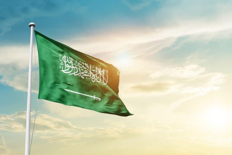 alt="Saudi Arabia Takes Action Against Umrah Companies for Housing Violations"