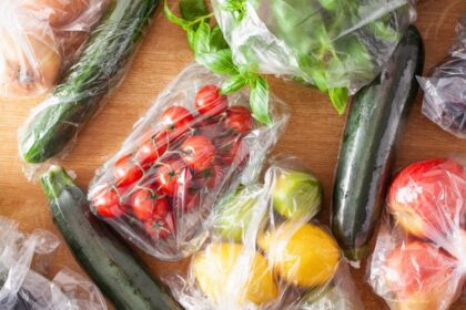 alt="Oman Broadens Plastic Bag Prohibition: New Stage Aimed at Stores and Bakeries"