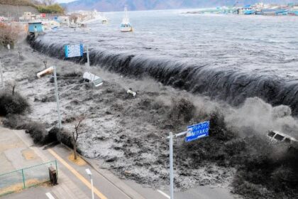 alt="magnitude-7.6-earthquake-hits-japan-injures-10-and-triggers-tsunami-waves"