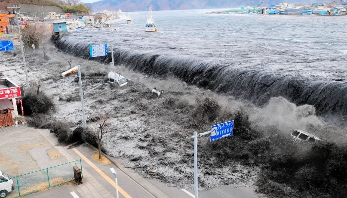 alt="magnitude-7.6-earthquake-hits-japan-injures-10-and-triggers-tsunami-waves"
