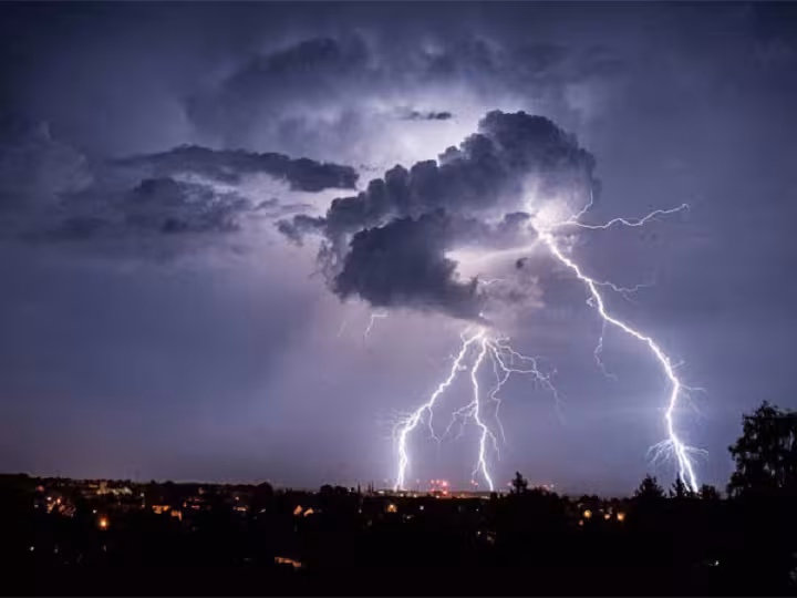 alt="low-pressure-system-brings-heavy-rain-lightning-and-thunderstorms"