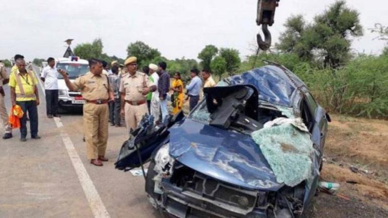 alt="delhi-agra-expressway-crash-kills-4-injures-25"