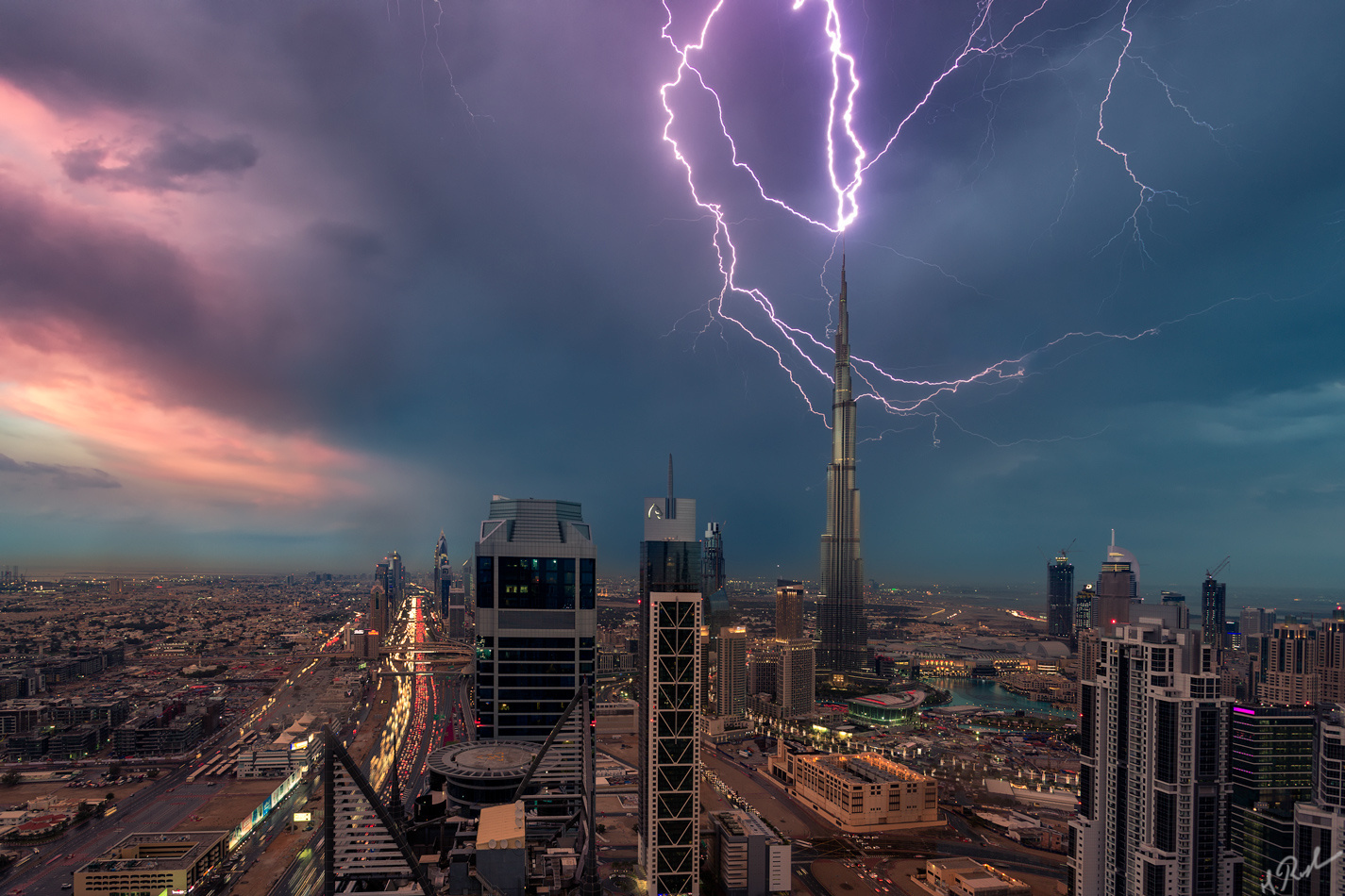 alt="heavy-rain-and-thunderstorms-hit-uae"
