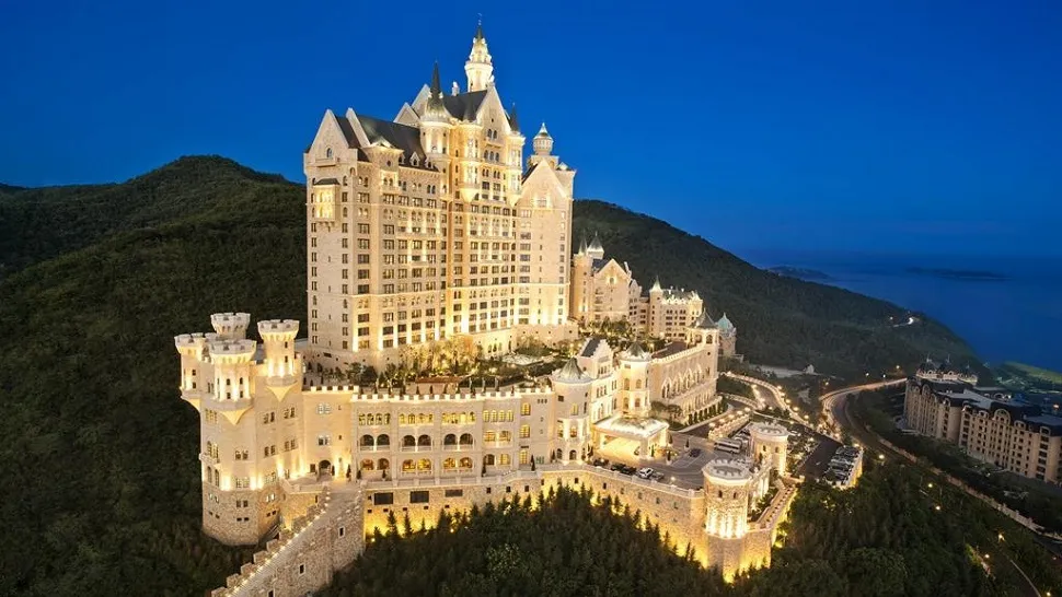 alt="top-luxury-palace-stays-around-the-world"