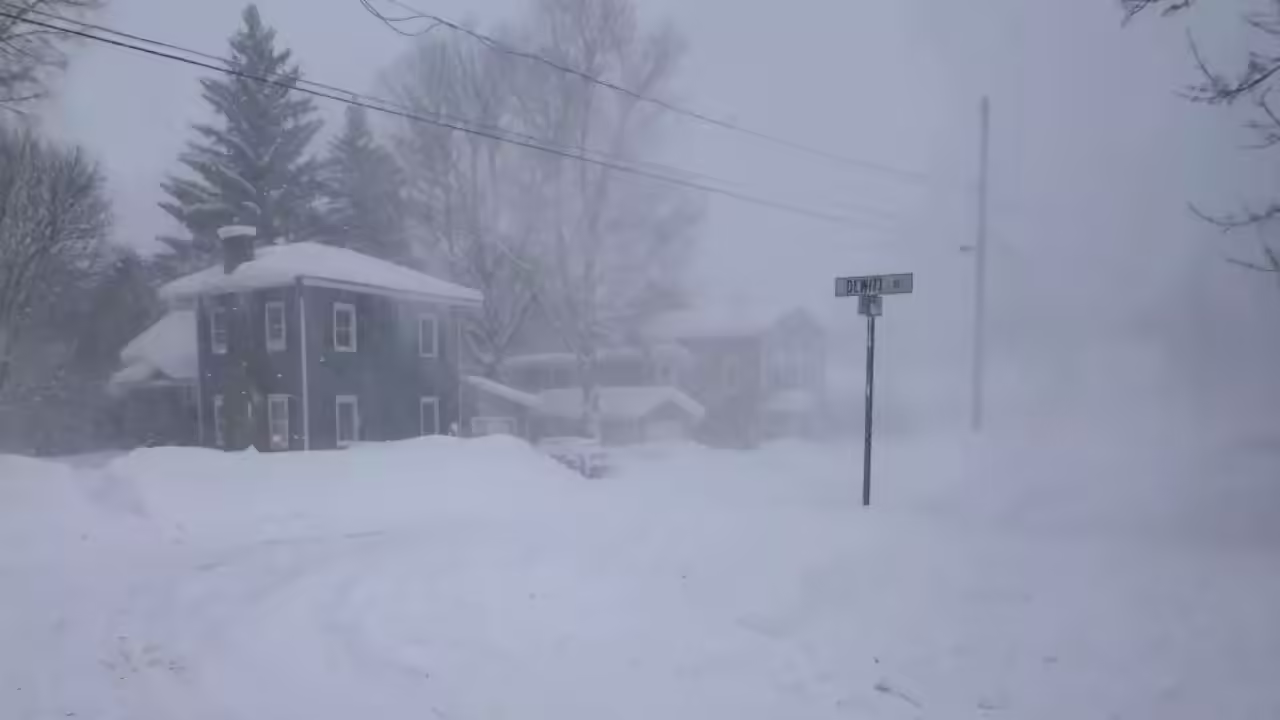 alt="major-us-winter-storm-prompts-widespread-travel-disruption-and-flight-cancellations"