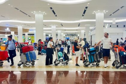 alt="uae-travel-alert-airports-packed-as-tourism-and-school-returns-drive-record-crowds"