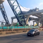 alt="crane-collapses-on-rama-2-road-in-samut-sakhon-killing-one-worker"