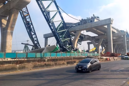 alt="crane-collapses-on-rama-2-road-in-samut-sakhon-killing-one-worker"