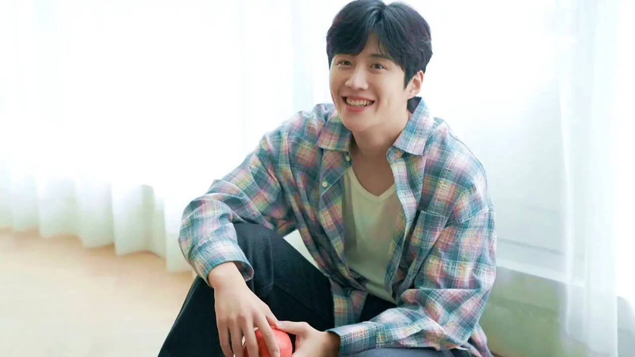 alt="kim-seon-ho-explains-absence-from-hometown"