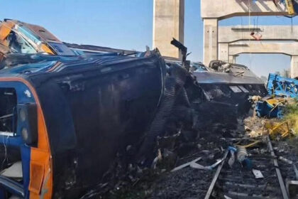 alt="crane-collapse-derails-train-in-thailand-killing-22-and-injuring-dozens"