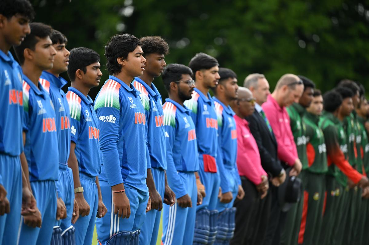 alt="india-and-bangladesh-captains-miss-handshake"