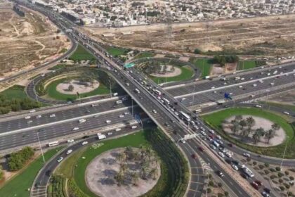 alt="traffic-alert-accident-on-sheikh-zayed-road-towards-business-bay-causes-delays"