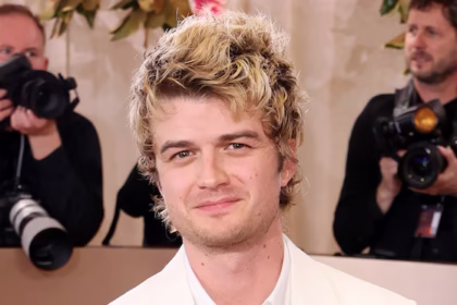 alt="joe-keery-steals-golden-globes-spotlight-with-blonde-hair"